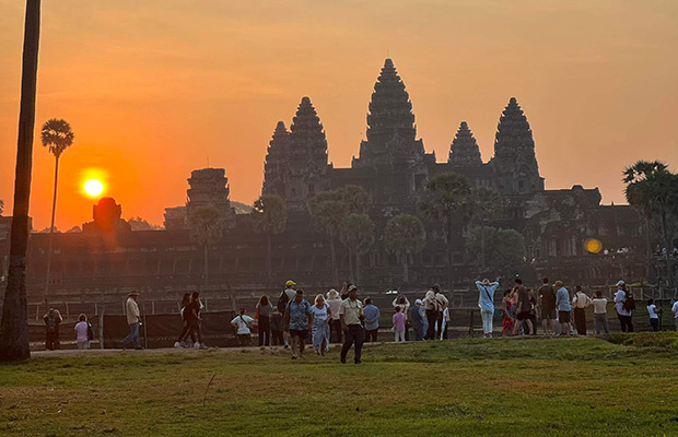 Angkor Wat Small-Group Sunrise Tour & Breakfast