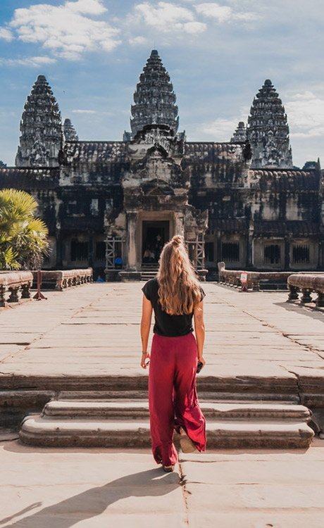 walk to angkor wat temple