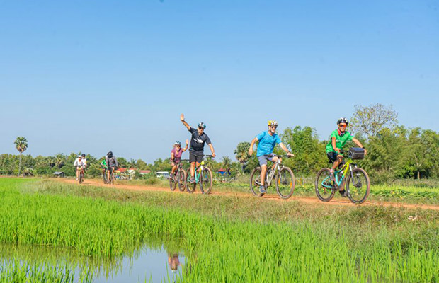 2 Days Angkor Wat Sunrise with Bike Tour from Siem Reap