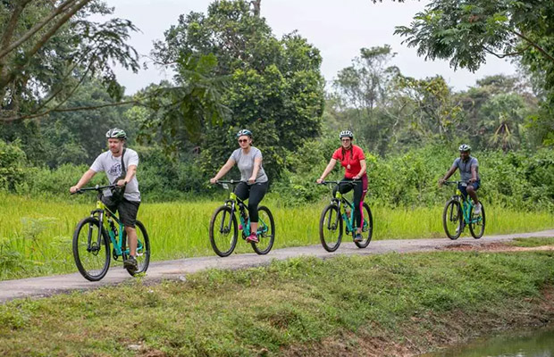 Angkor Wat Sunrise Bike Tour Including Breakfast and Lunch