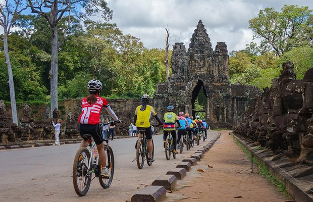 Angkor Wat Sunrise Bike Tour Including Breakfast and Lunch