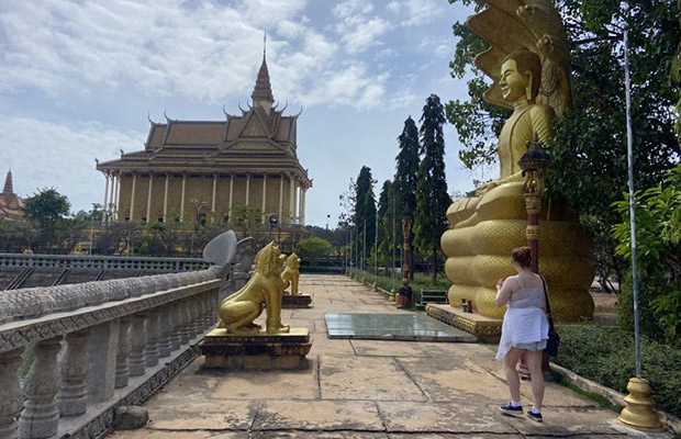 Oudong Mountain and Koh Chen Island Tour from Phnom Penh