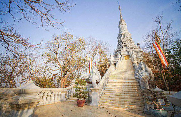 Oudong Mountain and Koh Chen Island Tour from Phnom Penh