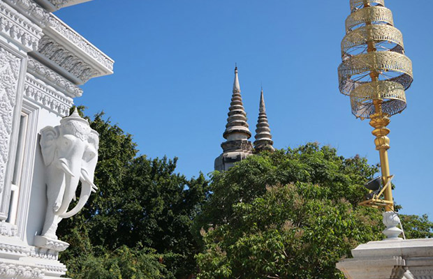 Oudong Mountain and Koh Chen Island Tour from Phnom Penh