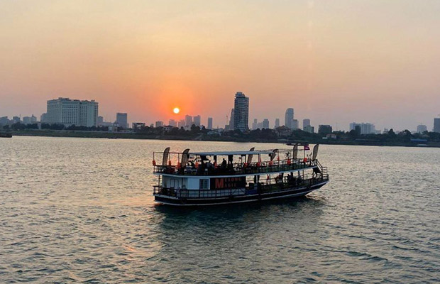 Phnom Penh Sunset Cruise Tour Including Drinks & BBQ buffet