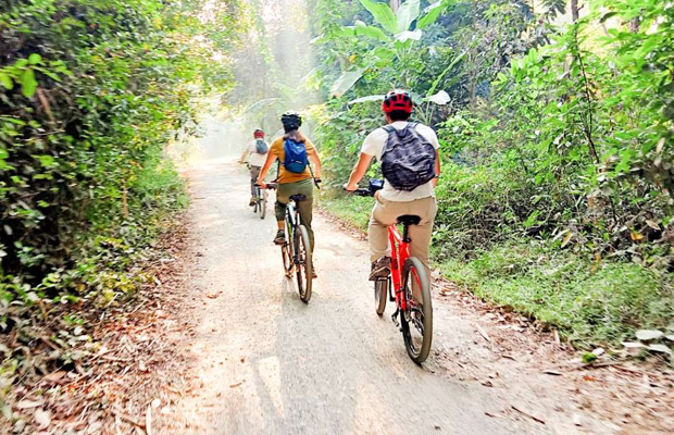 Battambang Ultimate Day Trip Mixing Bicycle Ride with Tuk Tuk & Lunch